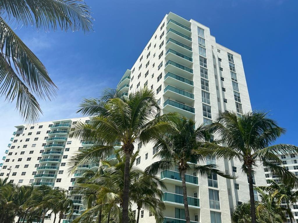 New Luxury Apartment 2Br 2Ba Direct Beach Access ハリウッド エクステリア 写真